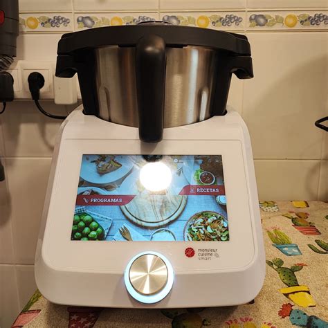 Robot de cocina triturando pan seco