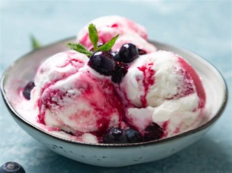 Fotografía gourmet de un helado de yogur con topping de frutas frescas y mix de berries
