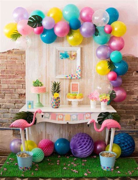 Mesa de cumpleaños decorada con temática infantil