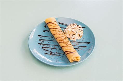 Esquema visual del montaje de un crepe relleno enrollado y cubierto con bechamel antes de gratinar