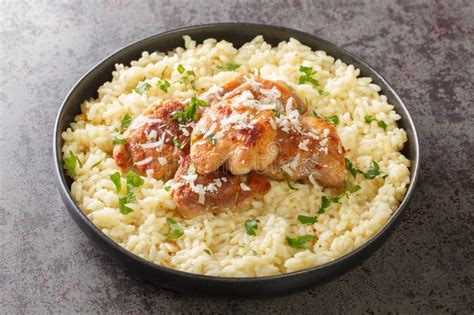 Foto de condimento de ajo y parmesano en un plato pequeño