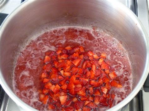 Olla con ruibarbo y fresas cocinándose