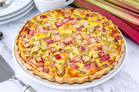 Porción de tarta de ruibarbo servida con nata montada