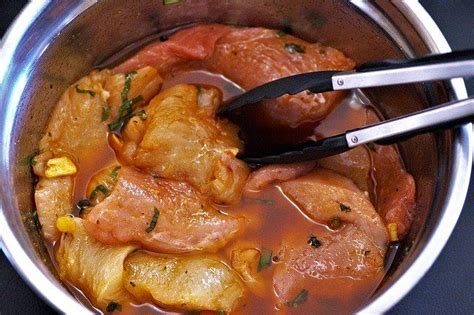 Cerdo marinado en salmuera en un recipiente sellado