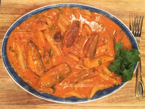 Plato de domplines dominicanos servidos con salsa de queso y guiso