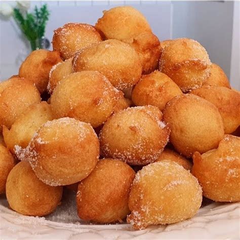 ilustración de buñuelos de plátano con queso derretido