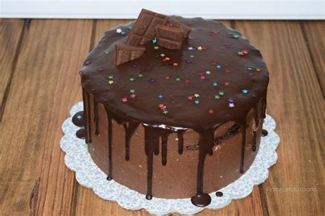 Tarta de cumpleaños de chocolate decorada para niños y adultos