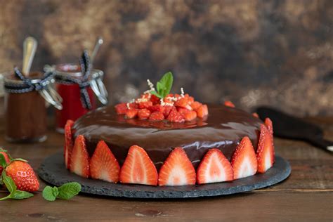 Tarta de chocolate y fresa decorada