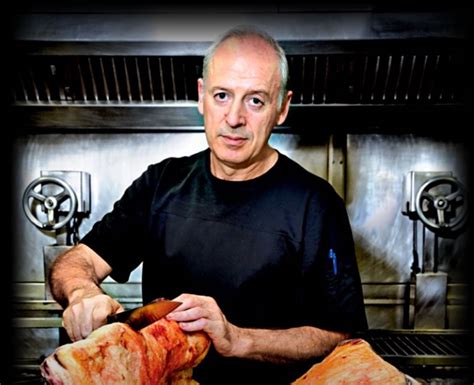 Foto del chef Bittor Arginzoniz junto a su parrilla