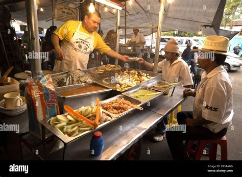 Fotografía aérea del lugar del festival con puestos de comida y gente disfrutando