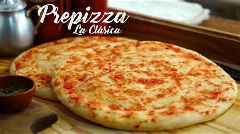 Prepizza recién horneada lista para los ingredientes