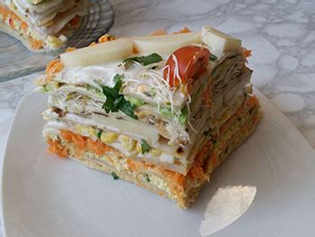 Torta de panqueques con capas visibles y decoración rústica