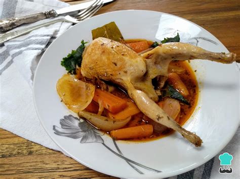 Plato de perdices estofadas con guarnición de patatas