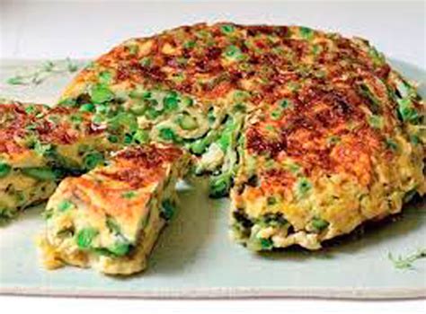 Tortilla de arvejas recién hecha, dorada y esponjosa