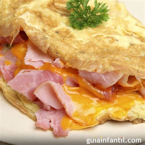 Tortilla de arvejas tradicional con jamón y queso cortada en porciones
