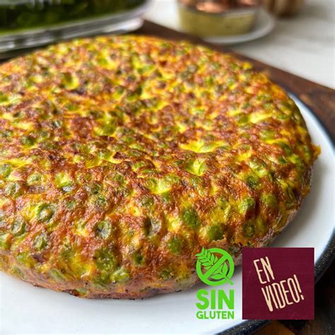 Tortilla de arvejas vegana dorada en una sartén con especias