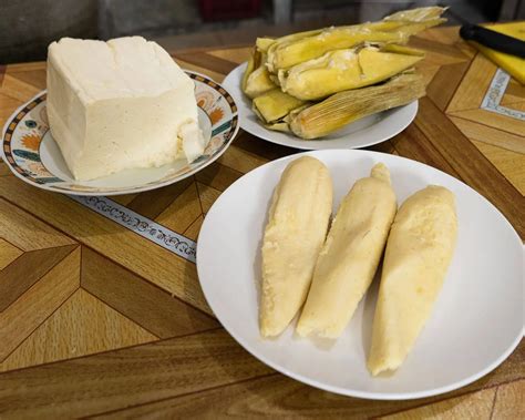Humitas con queso recién cocidas presentadas en una mesa rústica