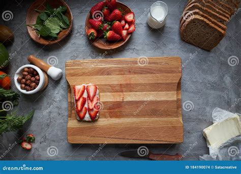 Mesa con ingredientes saludables para repostería