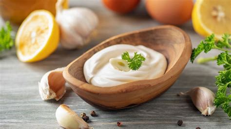Proceso de preparación de mayonesa de ajo con batidora de mano