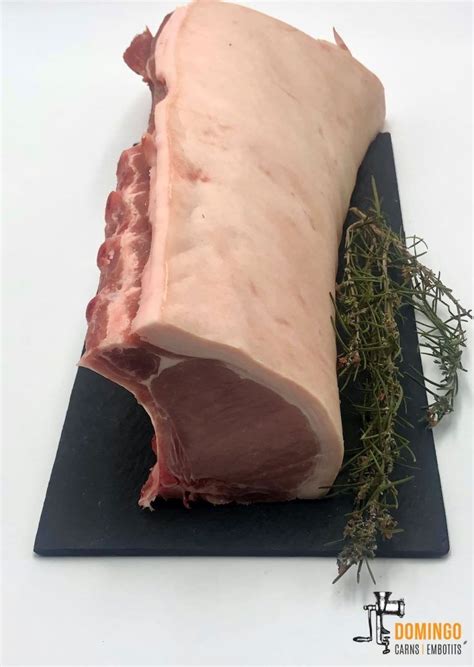 Chuletero de cerdo fresco en una tabla de cortar, listo para ser preparado
