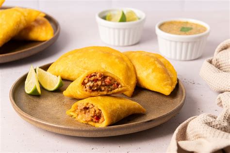 Empanadas variadas y el dueño Juan Carlos Fernández en El Palacio de las Empanadas