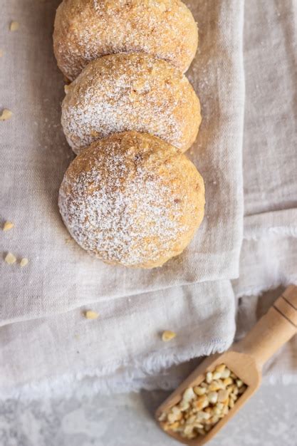 Galletas de cerveza recién horneadas con azúcar espolvoreado