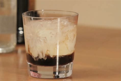 Ruso Blanco servido en un vaso Old Fashioned con hielo