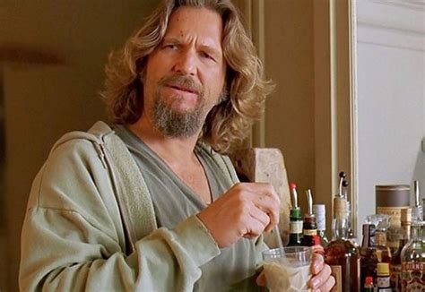 Jeffrey «The Dude» Lebowski bebiendo un Ruso Blanco en la película