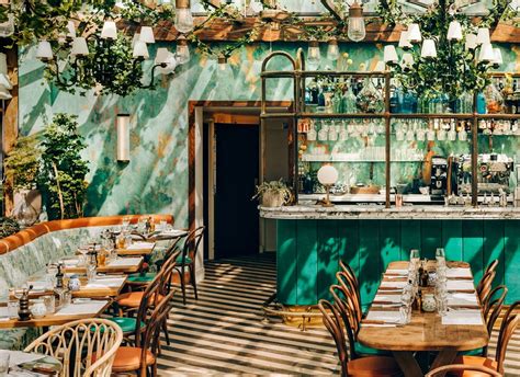 Interior animado de un Bouillon parisino con decoración clásica
