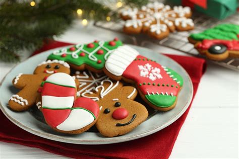 Galletas navideñas variadas, algunas decoradas, otras listas para regalar