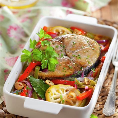 Plato de bonito al horno con guarnición de verduras y patatas
