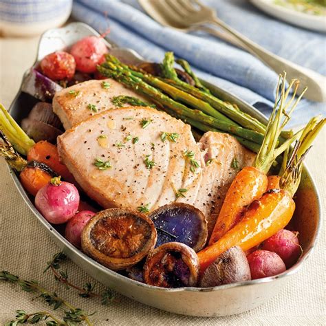 Bandeja de horno con bonito, patatas y verduras antes de hornear