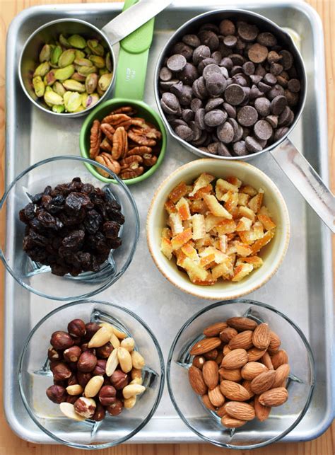 variedad de ingredientes adicionales para queques: cacao, nueces, frutas confitadas, chips de chocolate