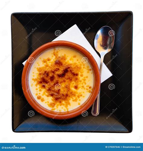 Imagen de una crema de café cocida servida en copas individuales.
