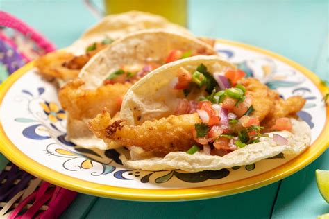 Tacos de pescado frito con acompañamientos frescos