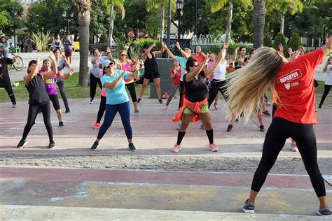 Plaza República de Paraguay con vecinos realizando actividad física