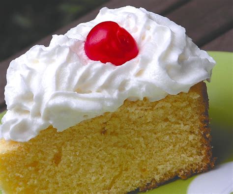 Bizcocho tres leches empapándose en la mezcla de leches