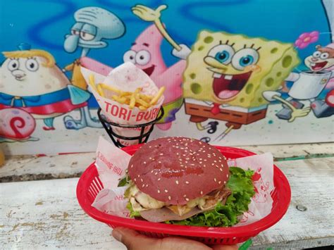 Bob Esponja presentando las Colorburgers a Patricio Estrella, infografía de hamburguesas de varios colores