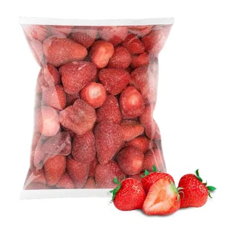 Cesta de frutillas frescas y un paquete de frutillas congeladas