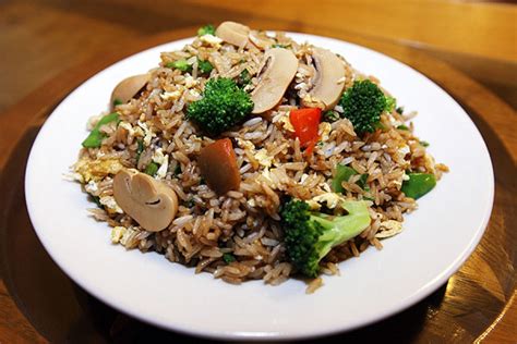 Arroz chaufa vegetariano recién salteado en un wok