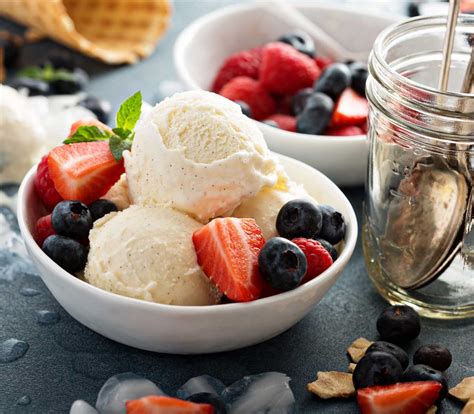 Helado de vainilla con frutas para panqueques