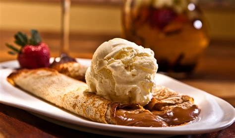 Panqueques con helado y frutas