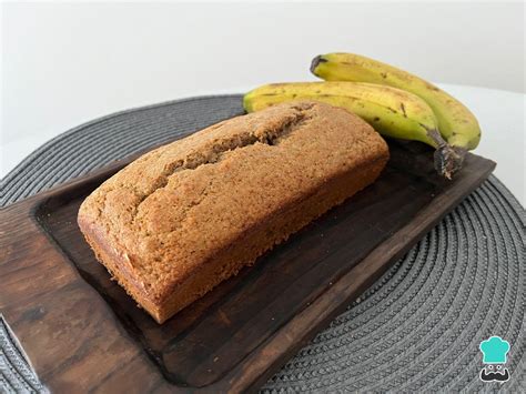 Foto de budín de banana vegano con harina integral recién horneado y cortado en rebanadas, mostrando su interior esponjoso