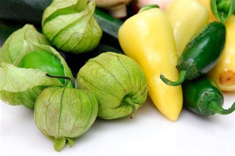 Cesta de tomatillos frescos y chiles verdes