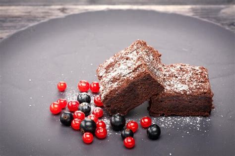 Brownies decorados con azúcar glas y frutos rojos