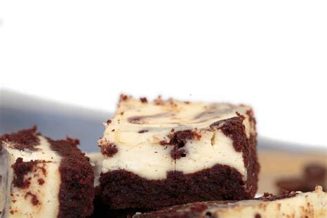 Brownie con efecto marmoleado de chocolate blanco y negro