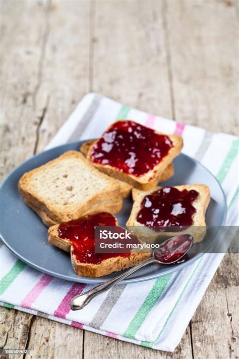 Foto: Rodajas de pan de semillas tostado con mermelada