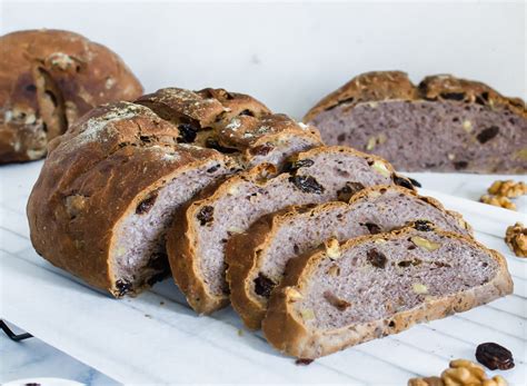 Foto de pan artesanal de vino y nueces en rebanadas