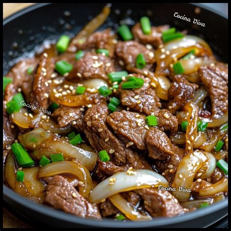 Imagen de carne salteándose en un wok con ajo y cebollín