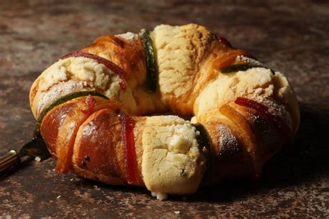 Detalle de la costra de azúcar y frutas cristalizadas en una Rosca de Reyes
